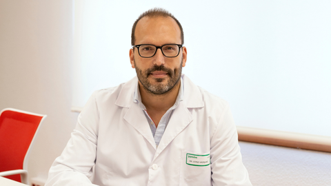 El doctor Miguel Ángel López Vázquez es un reconocido especialista en Medicina Física y Rehabilitación de Vigo que ejerce de jefe de servicio en el Hospital Ribera Povisa.