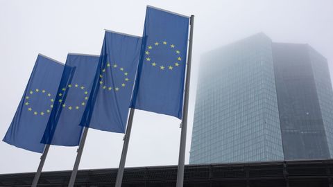 Banderas de la UE en el Banco Central Europeo