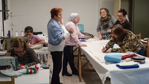 En el taller participan mayoritariamente mujeres que cosen los trajes para hijos o nietos