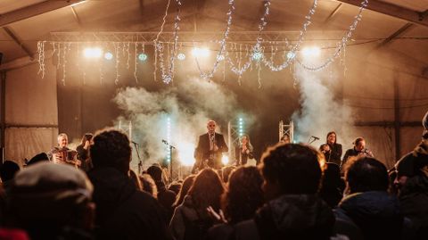 El concierto de Xabier Díaz reunió a cientos de personas en el recinto del mercado Petiscos de Nadal, de Taboada