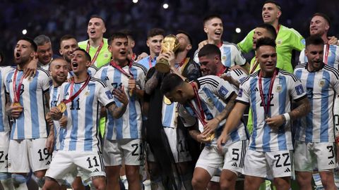 Los jugadores de la selección argentina celebrando su victoria contra Francia en la final del Mundial de Catar.
