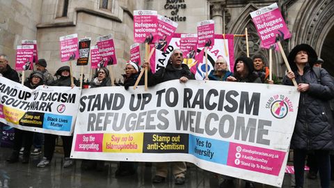 Un grupo de activistas protesta ante la sede del Tribunal Superior de Londres