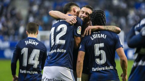 Borja Bastón, Dani Calvo y Luismi se abrazan tras el 1-0 del Oviedo en el derbi, con Jimmy en segundo plano