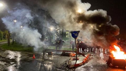 Barricada de neumáticos ardiendo en la factoría de ArcelorMittal en Avilés, durante una concentración convocada por CCOO y CSI para exigir el cumplimiento de los contratos relevo