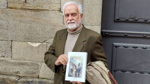 Francisco Ruiz Aldereguía con un ejemplar de su libro recién publicado