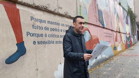 Xaquín Moreda presentó el plano delante del mural que la ciudad de Pontevedra dedicó a María Victoria Moreno