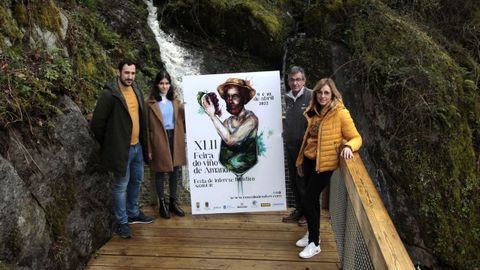 Presentación del cartel anunciador de la última Feira do Viño de Amandi en el mirador de la cascada de Portizó