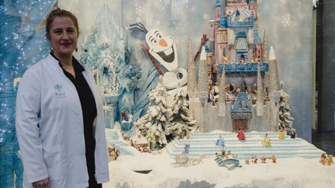 En el escaparate de Rosa Páez hay nieve, está Olaf y el castillo de Disney