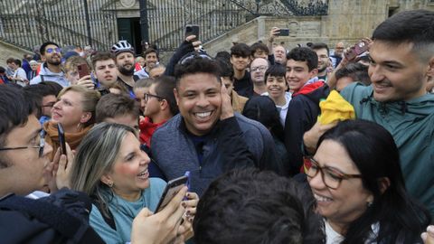 El exfutbolista Ronaldo Nazario fue recibido por una multitud en el Obradoiro, el pasado mes de junio, tras completar el Camino de Invierno en bicicleta eléctrica desde Valladolid