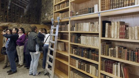Participantes en una visita guiada en la biblioteca del pazo de Tor, acondicionada en el 2012