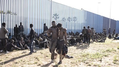 Al menos 23 muertos y centenares de heridos durante un violento asalto a la valla de Melilla. Varias ONGs elevaron en muchas más víctimas el recuento en las semanas posteriores a aquel 24 de junio. La investigación de lo sucedido ha llegado a poner en jaque al ministro del Inter ior Fernando Grande-Marlaska, criticado la actuación policial, en la que según el Defensor del Pueblo, no se respetaron «las garantías legales nacionales e internacionales»