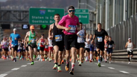 Varios corredores en uno de los tramos del maratón de Nueva York.