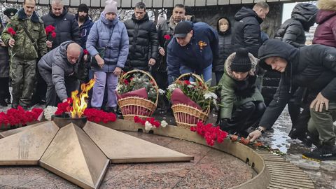 Civiles rusos depositan flores en el monumento a la Llama Eterna de la ciudad de Tolyati por los soldados muertos en el ataque a Malkiivka.