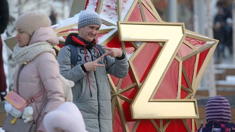 Un moscovita posa en el parque Zaryadye decorado con una letra Z, en apoyo del Ejrcito ruso.