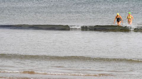 Bañistas en un día de invierno en la playa de San Lorenzo