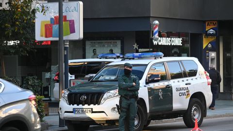 Agentes de la Guardia Civil en una operación policial realizada en Marbella
