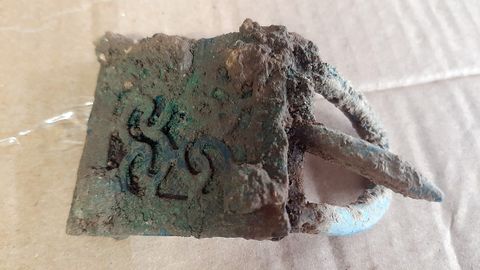 Hebilla de un cinturón romano de placas de bronce encontrado en la cueva asturiana de La Cerrosa (Suarías, Peñamellera Baja)