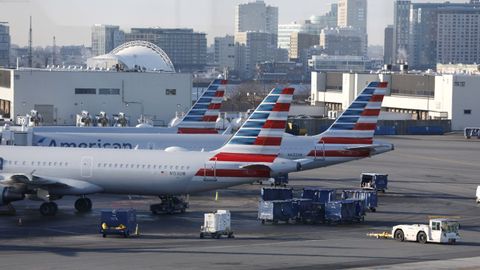 Aviones en la pista del aeropuerto de Boston sin poder despegar