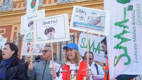 Manifestación del Sindicato Médico Andaluz, hoy en Sevilla, ante el Palacio de San Telmo.