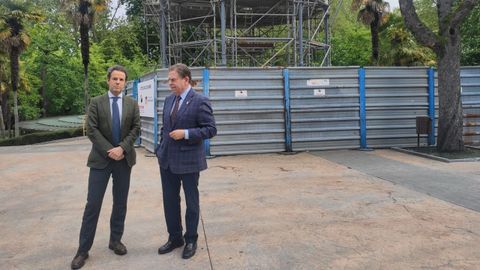 El alcalde de Oviedo, Alfredo Canteli, y el concejal de Urbanismo, Ignacio Cuesta, visitan las obras del kiosco del Bombé