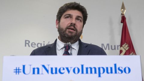 El presidente de Murcia, el popular Fernando Lpez Miras, este lunes, explicando la remodelacin del Gobierno regional