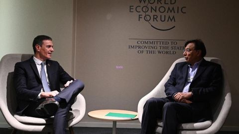 Pedro Sánchez y Lakshmi Mittal en Davos