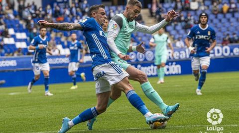 Darío Poveda y Carlos Isaac disputan un balón durante el Oviedo-Huesca de la 21/22