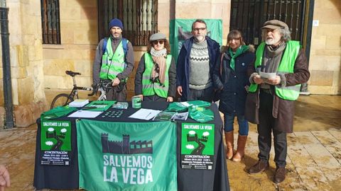 Voluntarios de la plataforma 'Salvemos La Vega' en la mesa informativa instalada en la plaza del Ayuntamiento de Oviedo.