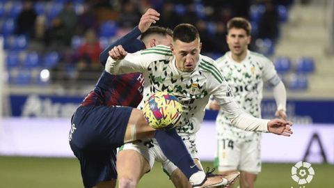 Abel Bretones disputa un balón durante el Huesca-Oviedo