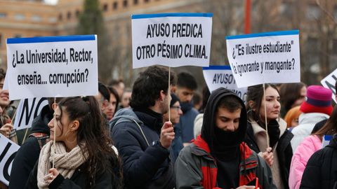 Protestas en la Complutense por la distincin a Ayuso