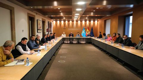 El presidente del Principado de Asturias, Adrián Barbón (2i), y la secretaria de Estado de Transportes, Movilidad y Agenda Urbana, Isabel Pardo de Vera (2d), y el consejero de Medio Rural y Cohesión Territorial, Alejandro Calvo (d), durante una reunión sobre transporte con representantes sociales y empresariales, en el Palacio de los Condes de Toreno
