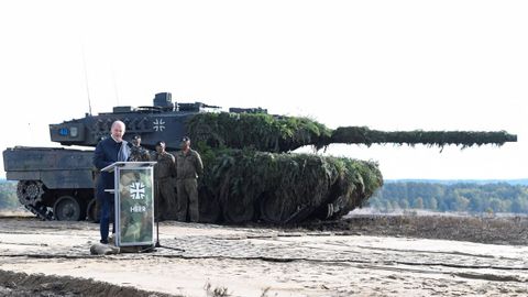El canciller Olaf Scholz, junto a un carro de combate Leopard 2, en la base de Bergen, el pasado octubre.