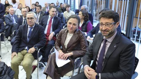 La presidenta de la Federación Asturiana de Empresarios (FADE), María Calvo (2d), y el consejero de Industria, Empleo y Promoción Económica, Enrique Fernández (d), durante el acto con empresarios en el que presentaron este martes en Oviedo la Oficina de Crecimiento , con la que se pretende hacer frente al problema de competitividad que supone el reducido tamaño de las empresas asturianas