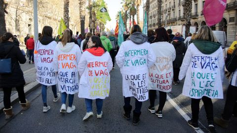 Un grupo de enfermeras en huelga, este mircoles, en la manifestacin de trabajadores sanitarios que recorri el centro de Barcelona