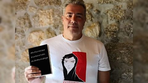Amador Castro cunha camiseta da asociacin vecial Mara Castaa en Cereixa, escenario da sa novela Pillabn, pillabn!  