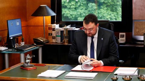 El presidente asturiano, Adrián Barbón, en su despacho