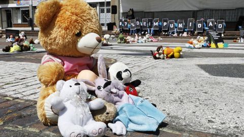 Cientos de juguetes en el exterior de una iglesia en Colombia en protesta por casos de abuso sexual a nios y nias