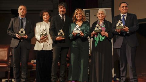 La cantante del grupo 'Mocedades', Izaskun Uranga (segunda por la derecha) junto al resto de los integrantes del grupo posan con el premio Estrella del Siglo dell Instituto Latino de la Msica