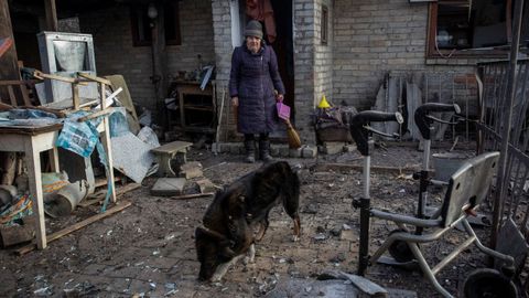 Una mujer en su casa daada por un ataque ruso en Chasiv Yar, Donetsk.