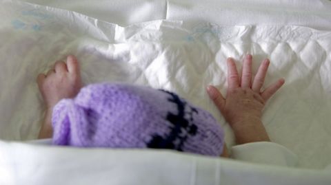 Fotografa de archivo de un beb en una uci para recin nacidos en el Hospital Materno Infantil de A Corua