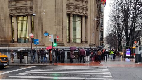 Colas de gente frente a una oficina del Banco de Espaa, este mircoles. 