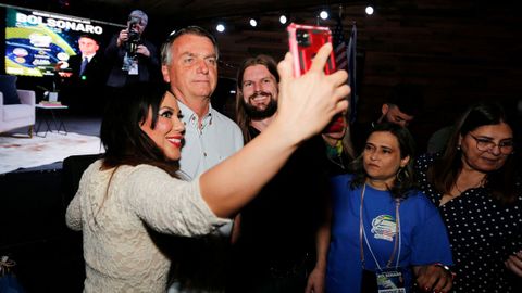 Bolsonaro fue aclamado por cientos de seguidores en un restaurante de Orlando (EE.UU.).