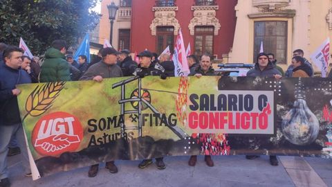 Manifestacin de trabajadores de Qumica del Naln, organizada por SOMA-Fitag-UGT