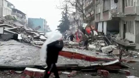Captura de televisión de los daños en Adiyaman, Turquía