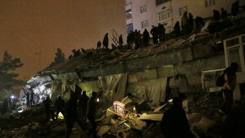 Búsqueda de supervivientes del terremoto en Diyarbakir