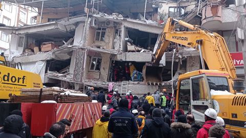 Un edificio desmoronado en Diyarbakir, Turquía, tras el gran terremoto que ha asolado la frontera de este país con Siria