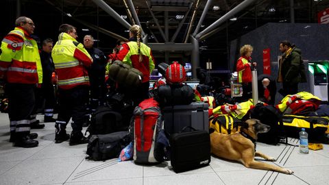Un equipo de rescate espera en el aeropuerto de Colonia.