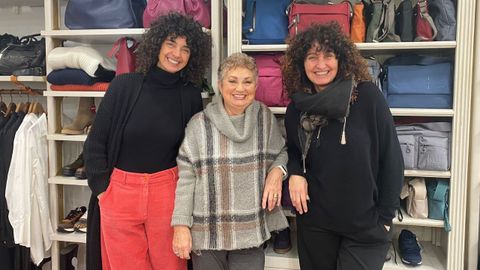 Nini lvarez, junto a sus hijas Vanessa (i) y Sandra (d), quienes a da de hoy son las encargadas de regentar El Antiguo Iriarte