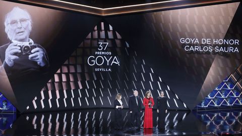 La actriz Eulalia Ramón, viuda de Carlos Saura, y sus hijos recogen el Goya de Honor durante la gala