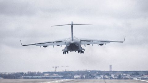 El Boeing C 17 que partió desde Polonia aterrizó en Kiev con equipamiento norteamericano, coincidiendo con la visita de Biden al país